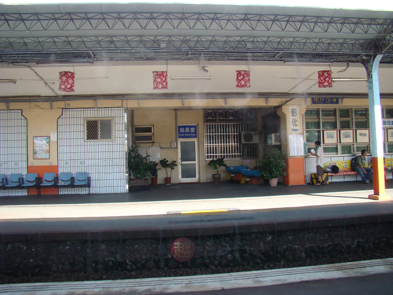 台灣鐵路旅遊攝影彰化火車站月台旅客2009年攝影照片1