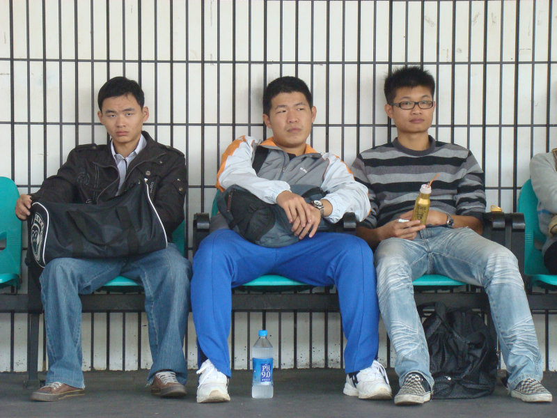 台灣鐵路旅遊攝影彰化火車站月台旅客2009年攝影照片8