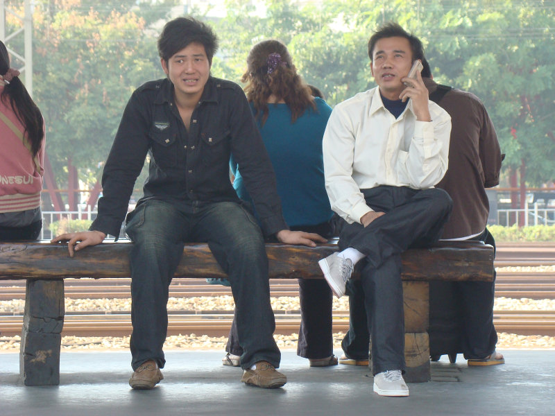 台灣鐵路旅遊攝影彰化火車站月台旅客2009年攝影照片9