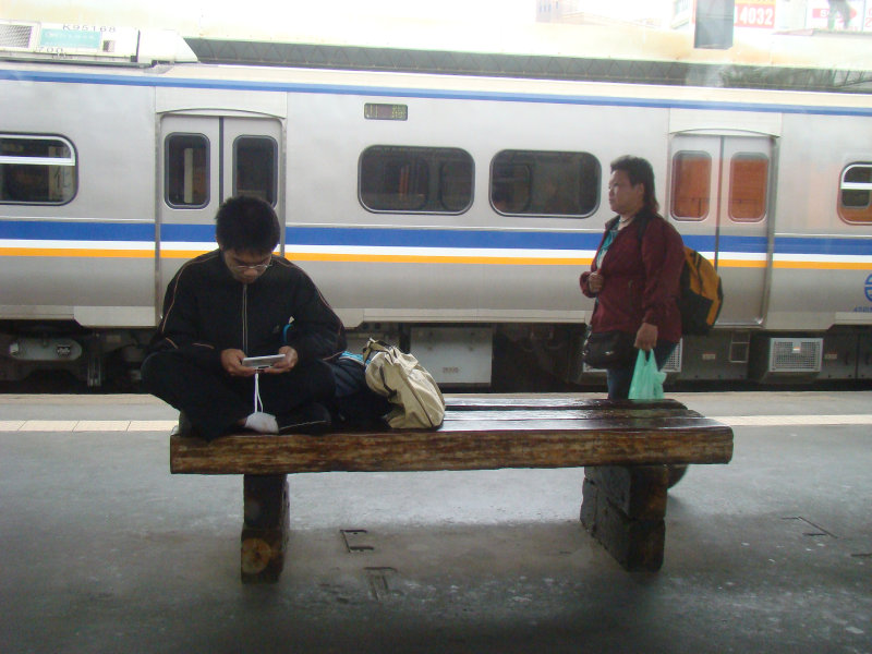 台灣鐵路旅遊攝影彰化火車站月台旅客2009年攝影照片59