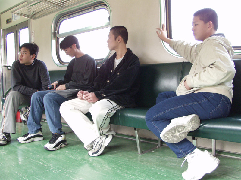 台灣鐵路旅遊攝影電車-區間車交談的旅客2002攝影照片29