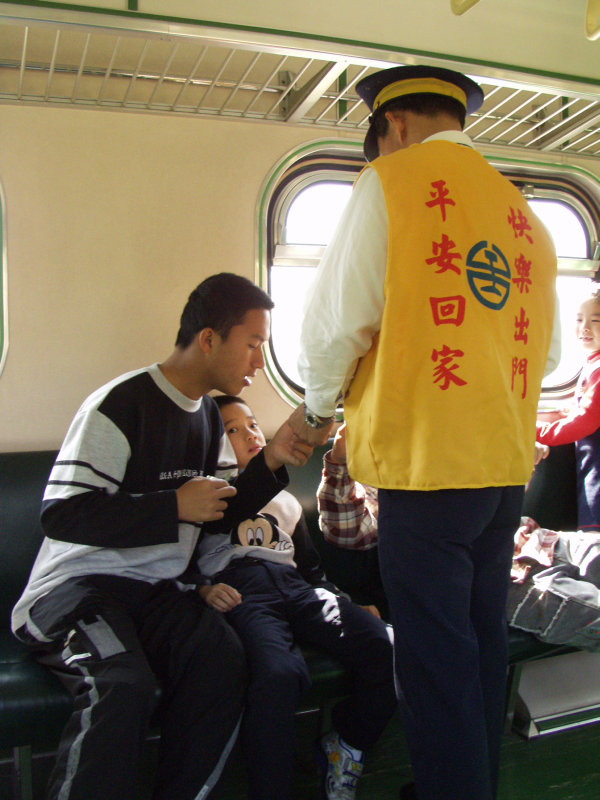 台灣鐵路旅遊攝影電車-區間車交談的旅客2002攝影照片34