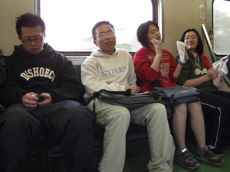 台灣鐵路旅遊攝影電車-區間車交談的旅客2002攝影照片48