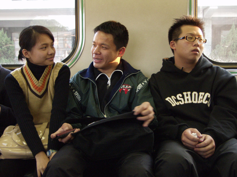 台灣鐵路旅遊攝影電車-區間車交談的旅客2002攝影照片50