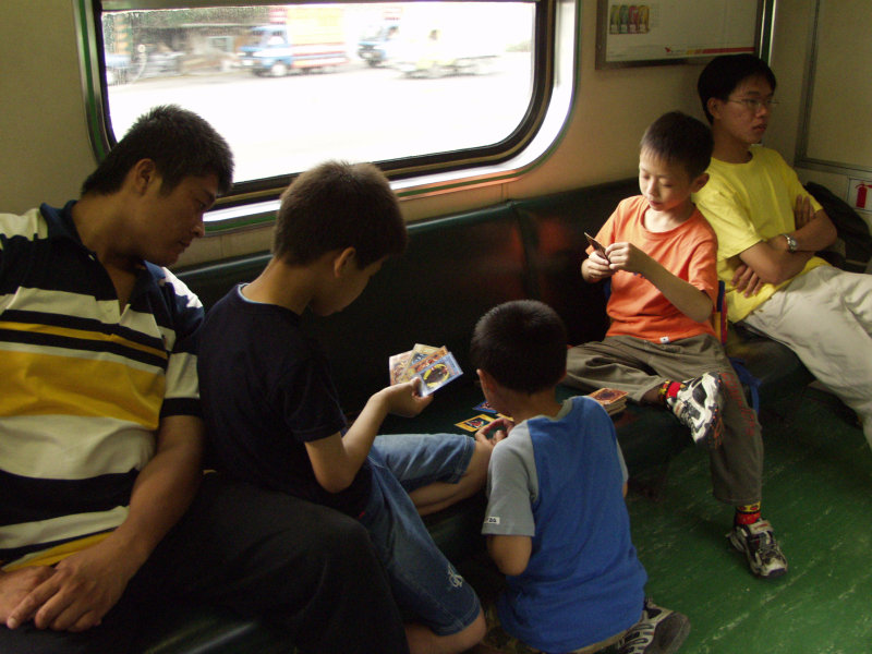 台灣鐵路旅遊攝影電車-區間車交談的旅客2002攝影照片56