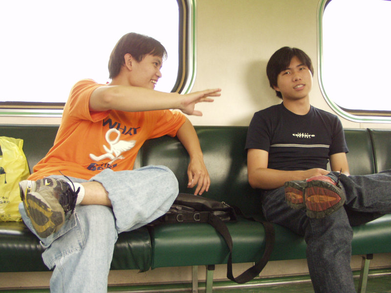 台灣鐵路旅遊攝影電車-區間車交談的旅客2002攝影照片69