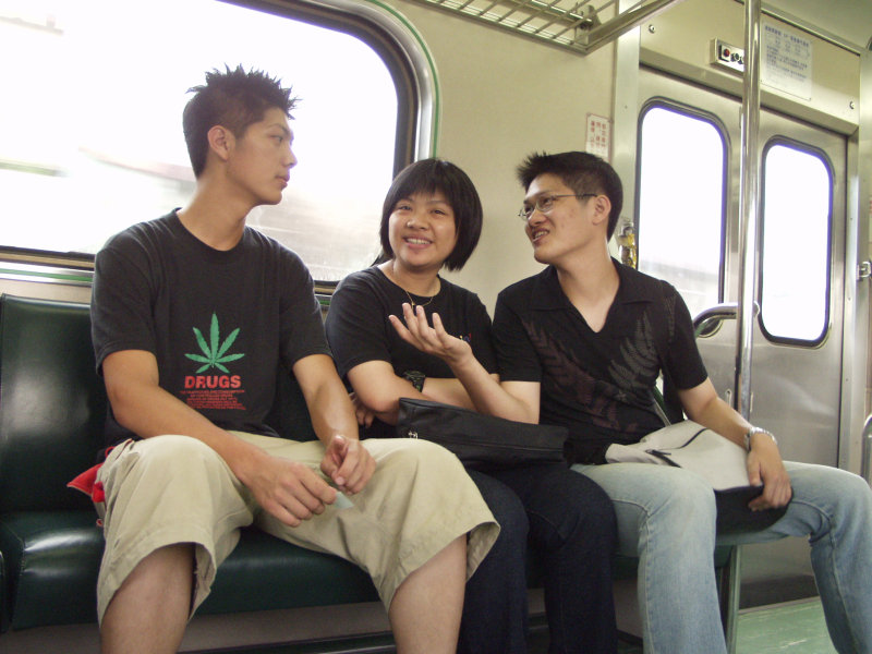 台灣鐵路旅遊攝影電車-區間車交談的旅客2002攝影照片73