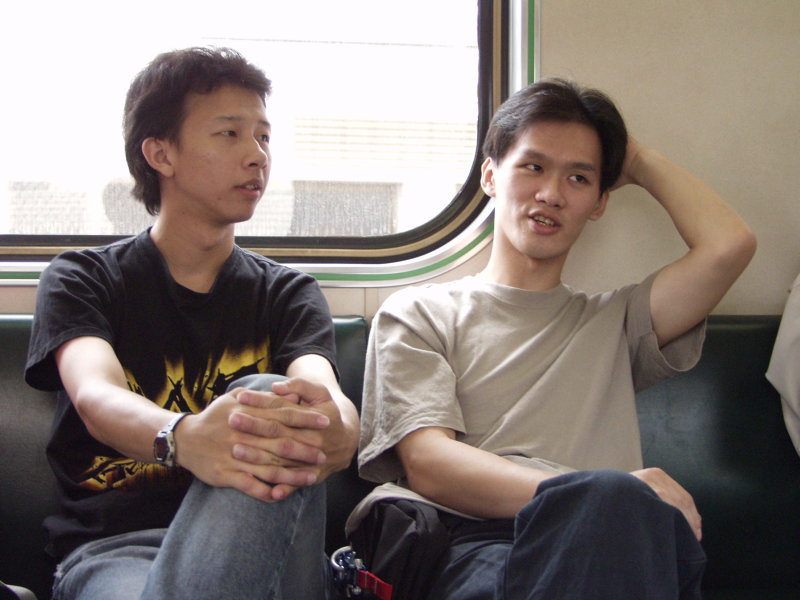 台灣鐵路旅遊攝影電車-區間車交談的旅客2002攝影照片79