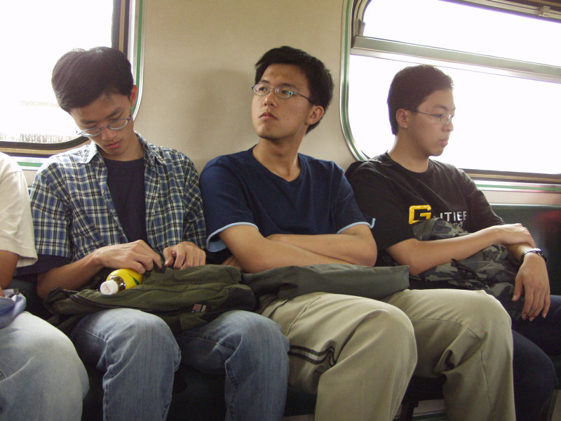 台灣鐵路旅遊攝影電車-區間車交談的旅客2002攝影照片85