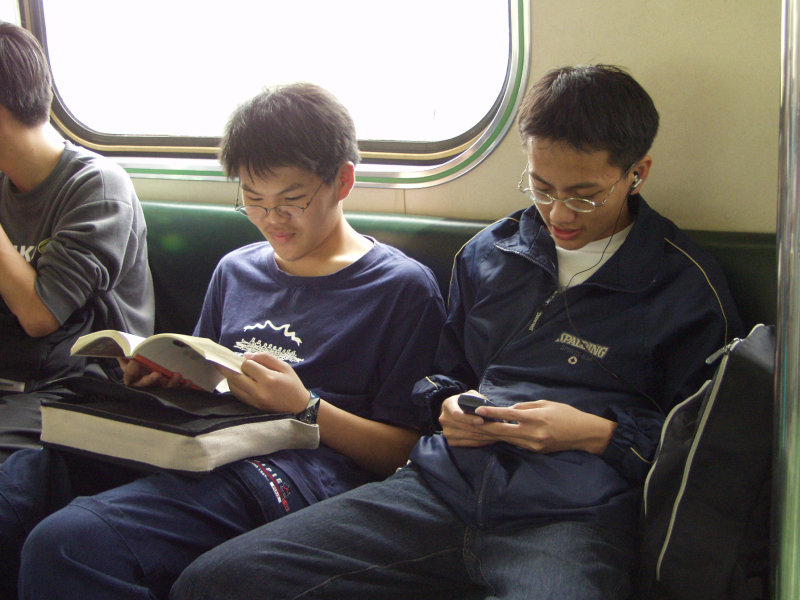 台灣鐵路旅遊攝影電車-區間車交談的旅客2002攝影照片88