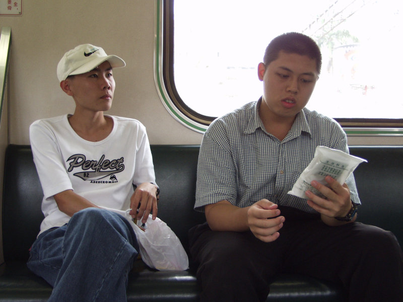 台灣鐵路旅遊攝影電車-區間車交談的旅客2002攝影照片89