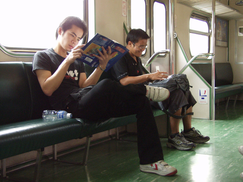 台灣鐵路旅遊攝影電車-區間車交談的旅客2002攝影照片94