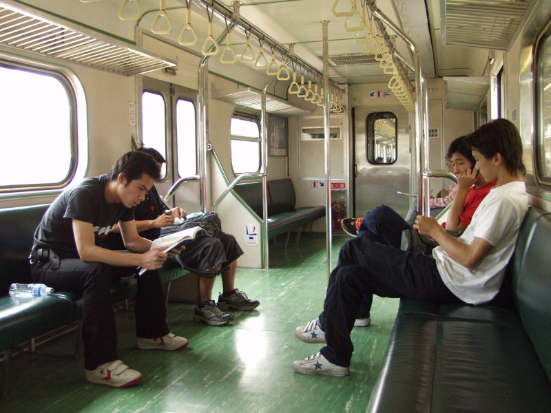 台灣鐵路旅遊攝影電車-區間車交談的旅客2002攝影照片95