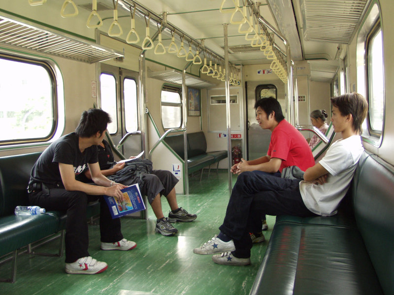 台灣鐵路旅遊攝影電車-區間車交談的旅客2002攝影照片96