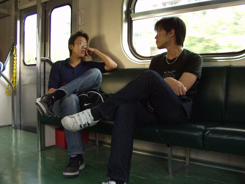 台灣鐵路旅遊攝影電車-區間車交談的旅客2002攝影照片99
