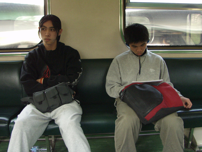 台灣鐵路旅遊攝影電車-區間車交談的旅客2002攝影照片105