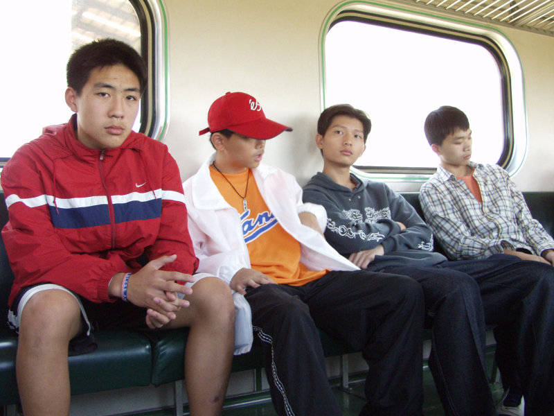 台灣鐵路旅遊攝影電車-區間車交談的旅客2002攝影照片121
