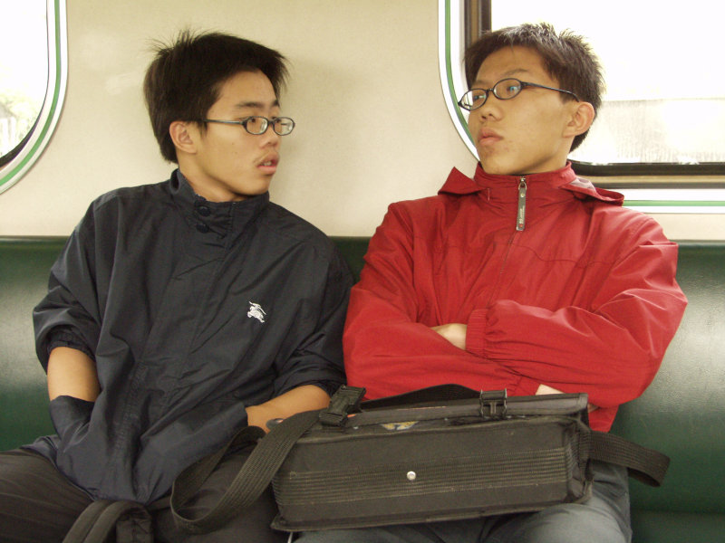 台灣鐵路旅遊攝影電車-區間車交談的旅客2002攝影照片126