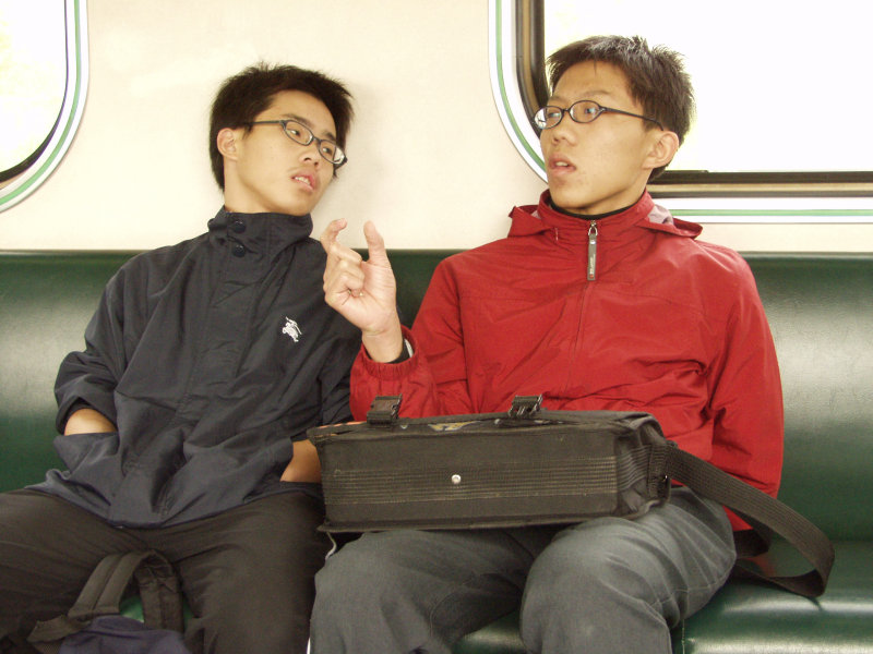 台灣鐵路旅遊攝影電車-區間車交談的旅客2002攝影照片129