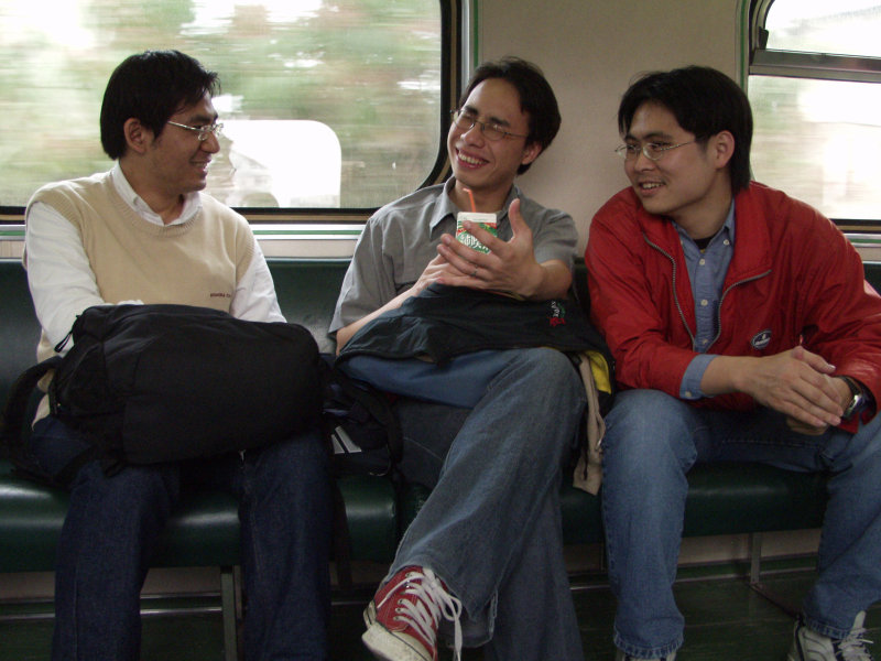 台灣鐵路旅遊攝影電車-區間車交談的旅客2003攝影照片46