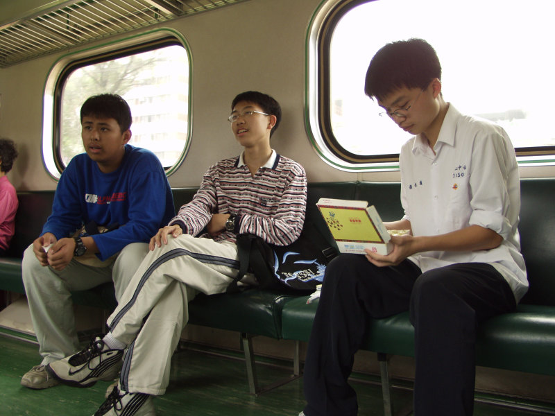 台灣鐵路旅遊攝影電車-區間車交談的旅客2003攝影照片48