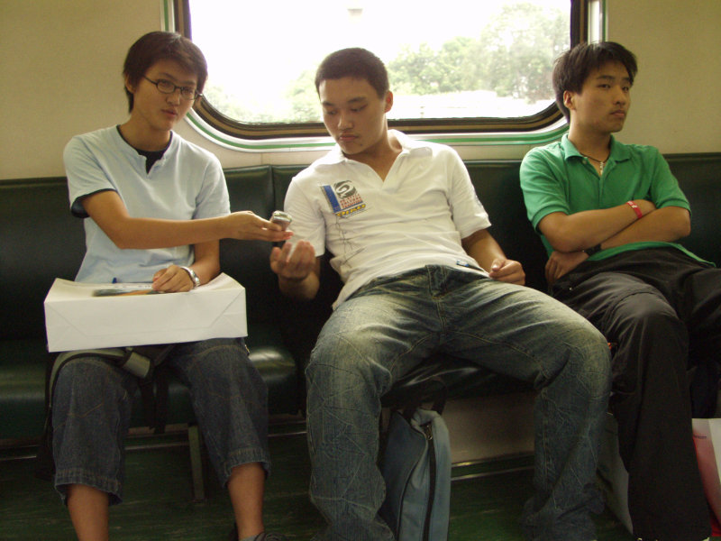 台灣鐵路旅遊攝影電車-區間車交談的旅客2003攝影照片59