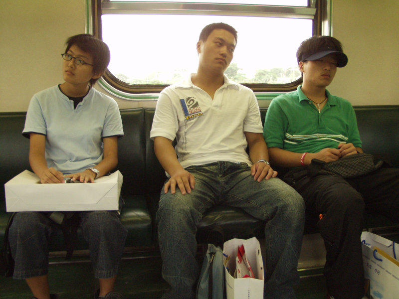 台灣鐵路旅遊攝影電車-區間車交談的旅客2003攝影照片60