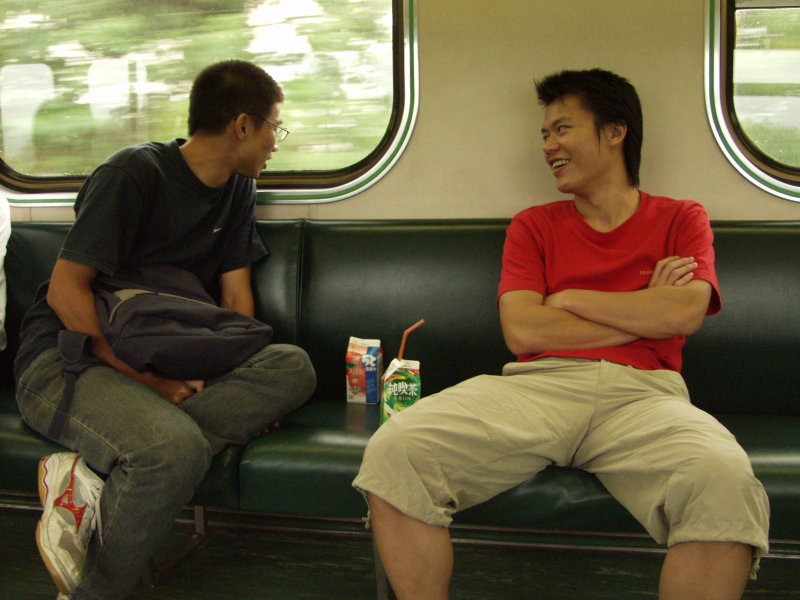 台灣鐵路旅遊攝影電車-區間車交談的旅客2003攝影照片66
