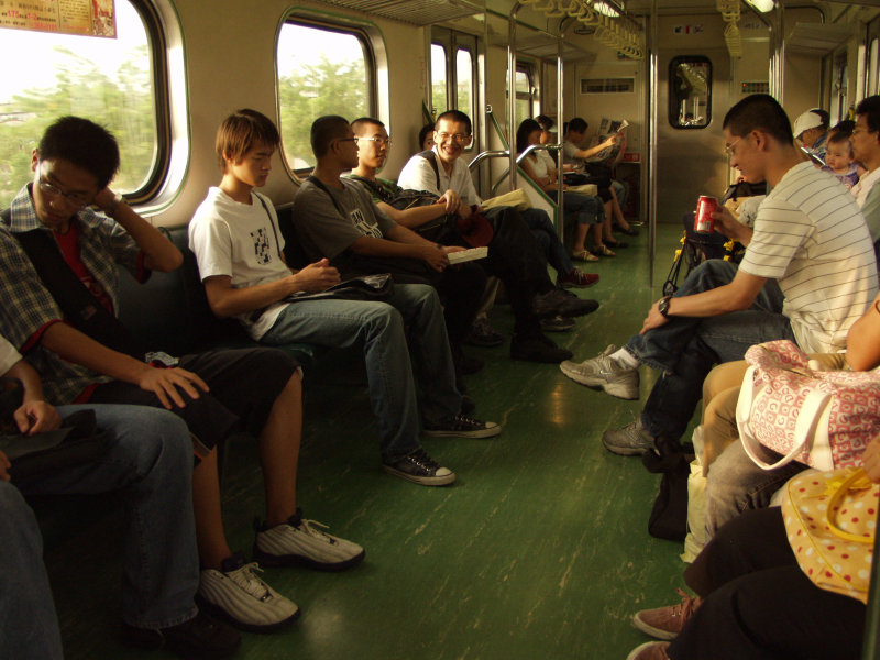 台灣鐵路旅遊攝影電車-區間車交談的旅客2003攝影照片68