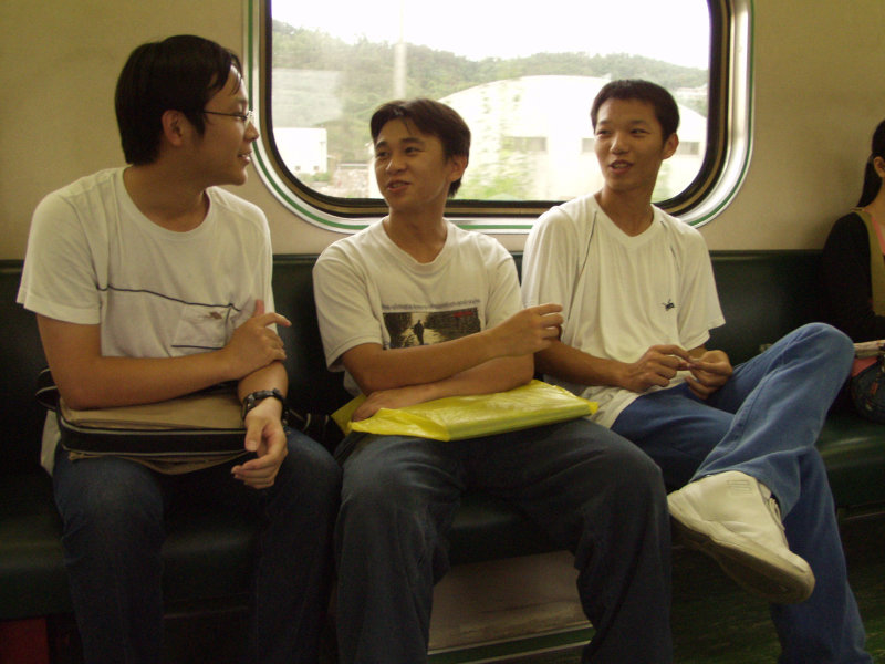 台灣鐵路旅遊攝影電車-區間車交談的旅客2003攝影照片70