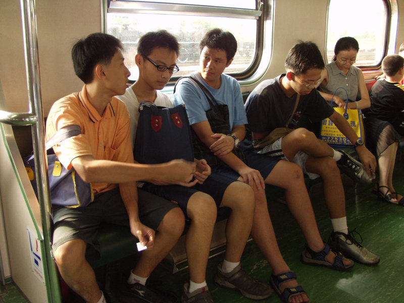 台灣鐵路旅遊攝影電車-區間車交談的旅客2003攝影照片84