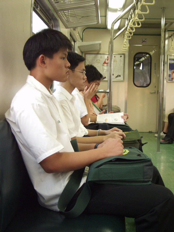 台灣鐵路旅遊攝影電車-區間車交談的旅客2003攝影照片90