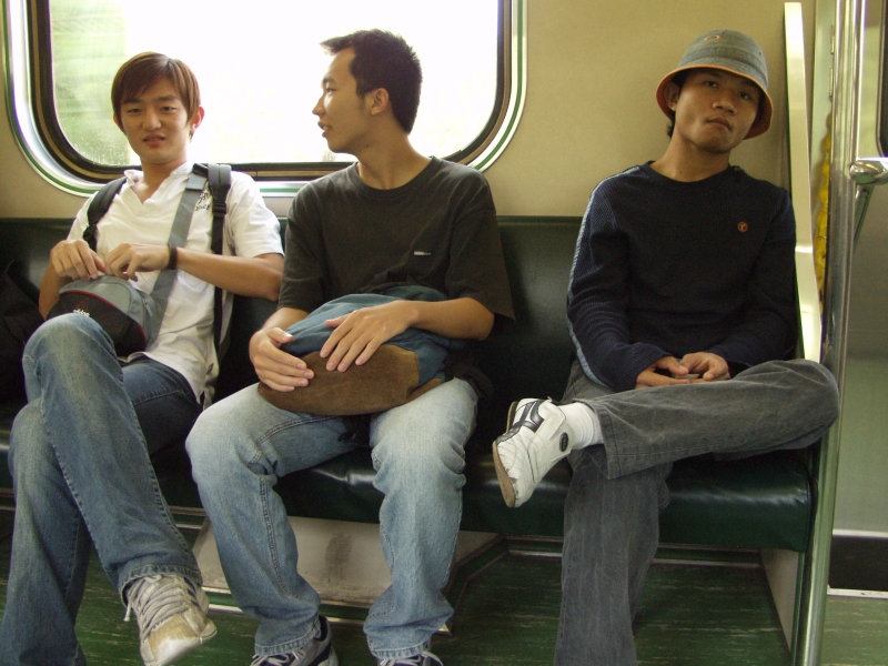 台灣鐵路旅遊攝影電車-區間車交談的旅客2003攝影照片102