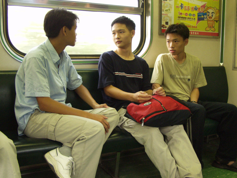 台灣鐵路旅遊攝影電車-區間車交談的旅客2003攝影照片105