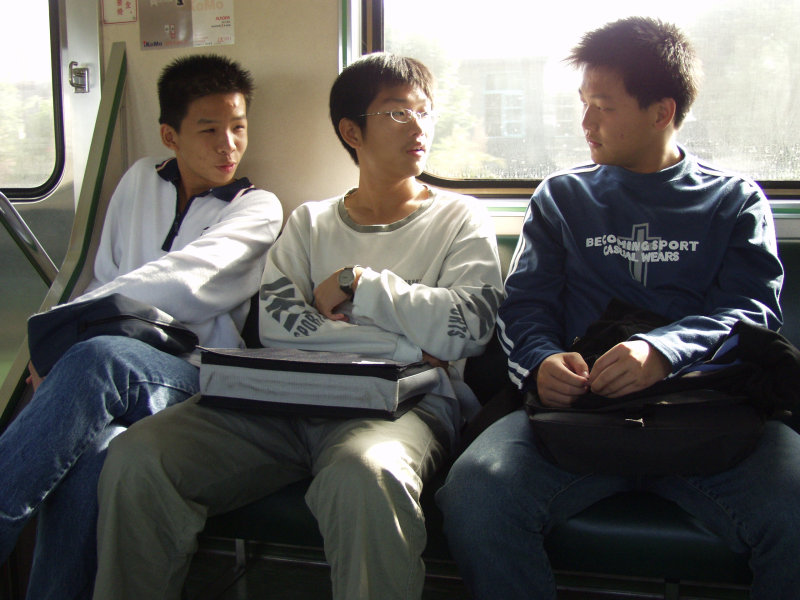台灣鐵路旅遊攝影電車-區間車交談的旅客2003攝影照片113