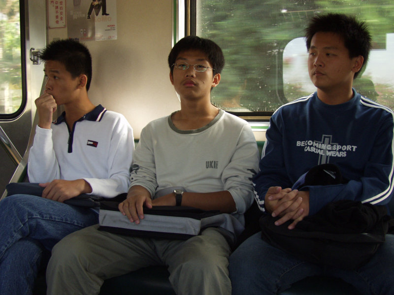 台灣鐵路旅遊攝影電車-區間車交談的旅客2003攝影照片115