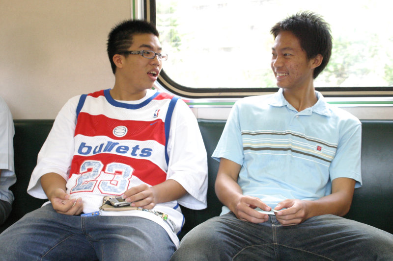 台灣鐵路旅遊攝影電車-區間車交談的旅客2004攝影照片24