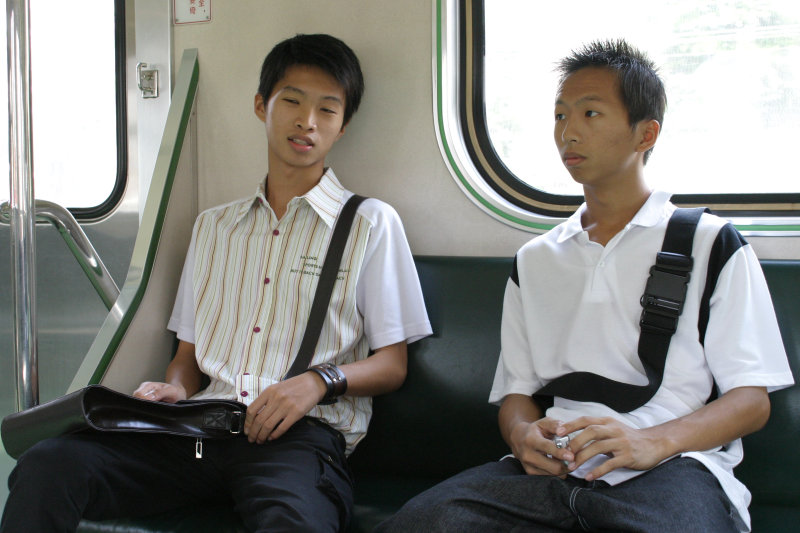 台灣鐵路旅遊攝影電車-區間車交談的旅客2004攝影照片35