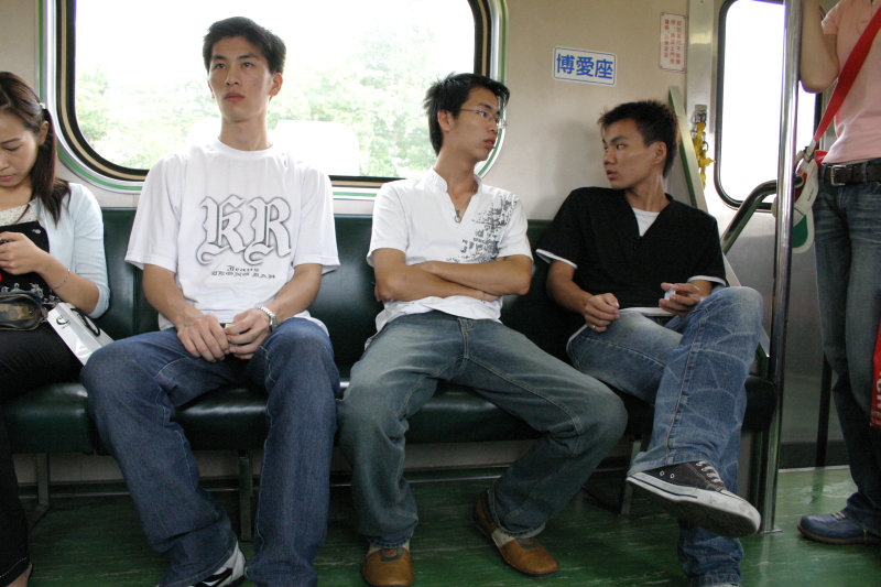 台灣鐵路旅遊攝影電車-區間車交談的旅客2004攝影照片36