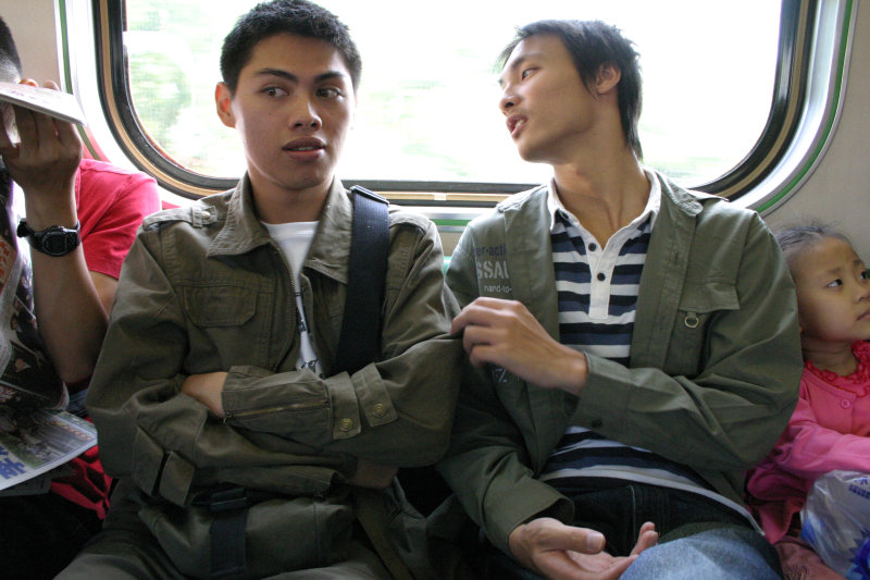 台灣鐵路旅遊攝影電車-區間車交談的旅客2004攝影照片42