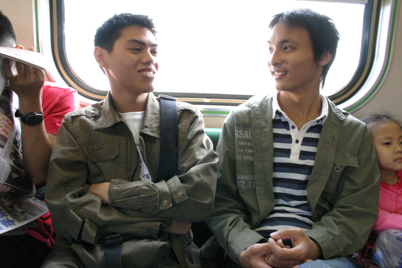 台灣鐵路旅遊攝影電車-區間車交談的旅客2004攝影照片43