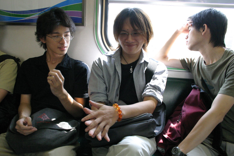 台灣鐵路旅遊攝影電車-區間車交談的旅客2004攝影照片45