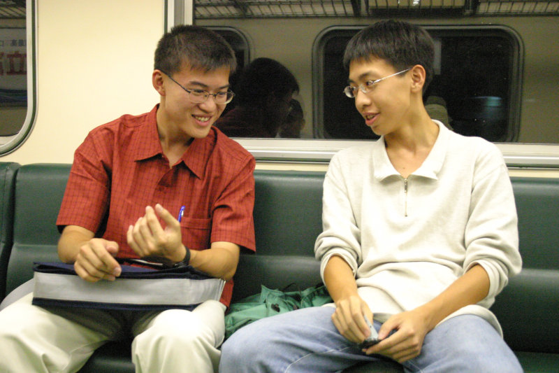台灣鐵路旅遊攝影電車-區間車交談的旅客2004攝影照片51
