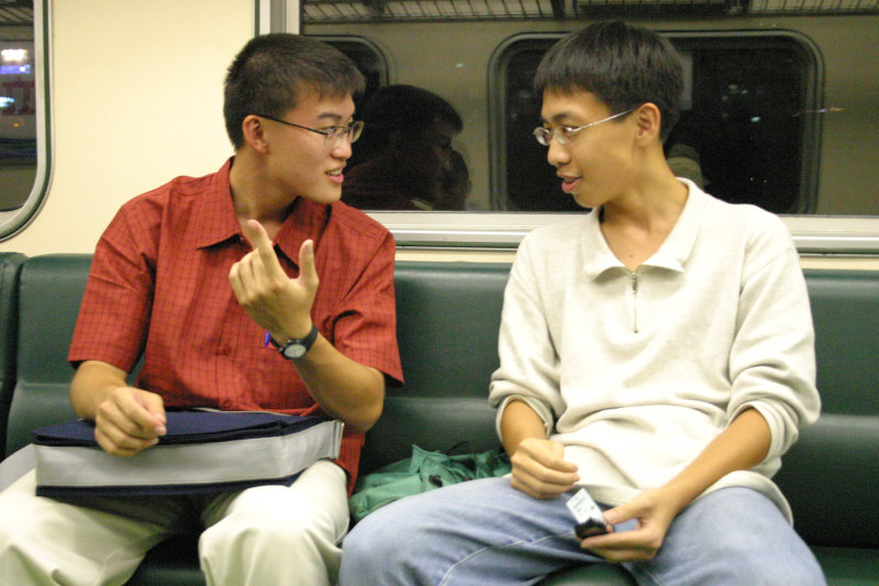 台灣鐵路旅遊攝影電車-區間車交談的旅客2004攝影照片53