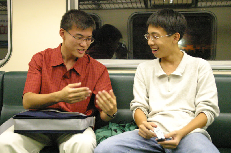台灣鐵路旅遊攝影電車-區間車交談的旅客2004攝影照片55