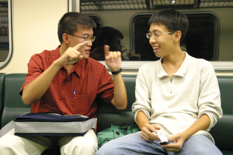台灣鐵路旅遊攝影電車-區間車交談的旅客2004攝影照片56
