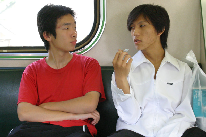 台灣鐵路旅遊攝影電車-區間車交談的旅客2004攝影照片68
