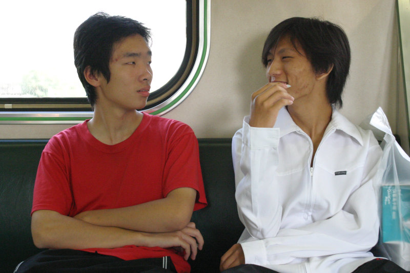 台灣鐵路旅遊攝影電車-區間車交談的旅客2004攝影照片70