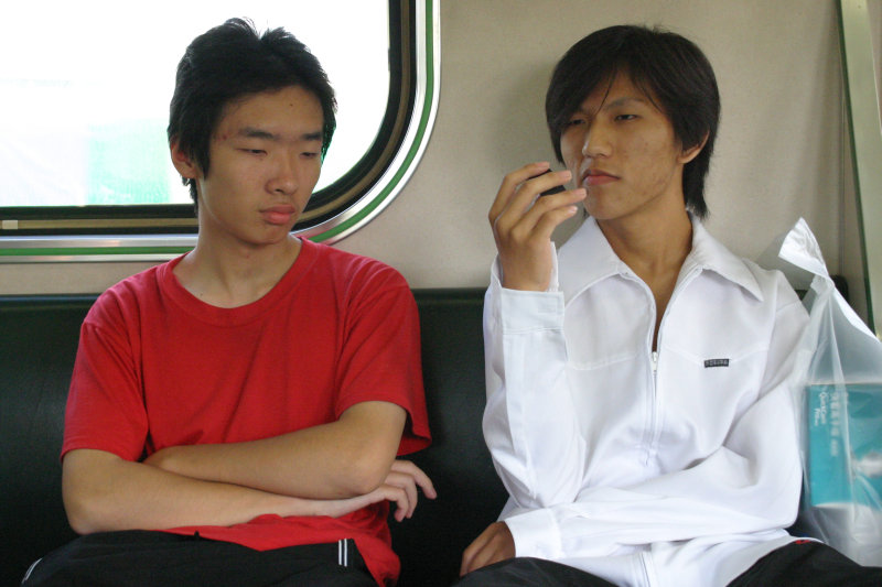 台灣鐵路旅遊攝影電車-區間車交談的旅客2004攝影照片71