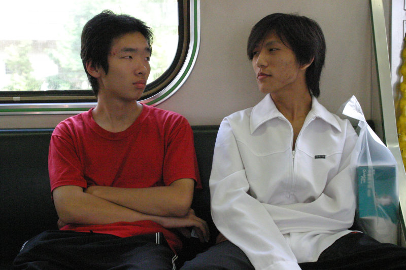 台灣鐵路旅遊攝影電車-區間車交談的旅客2004攝影照片73